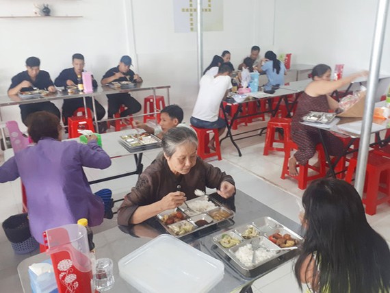 檳椥省二千元飯館造益貧民 ảnh 1