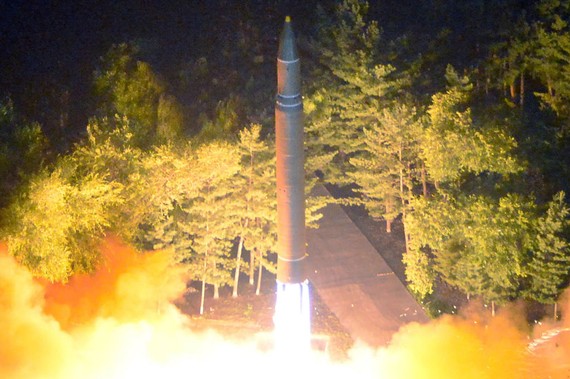 2017年7月朝鮮的洲際彈道導彈Hwasong-14在朝的一個秘密地點發射。（圖源：EPA）