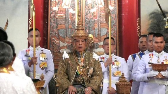 泰國國王瑪哈‧哇集拉隆功加冕典禮4日在曼谷大王宮舉行。（圖源：路透社）