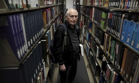 現年90歲，已當了曾祖父的杜懷爾即將在5日寫下歷史，成為東北伊利諾大學最年長的大學部畢業生。圖為他在學校圖書館。（圖源：AP）