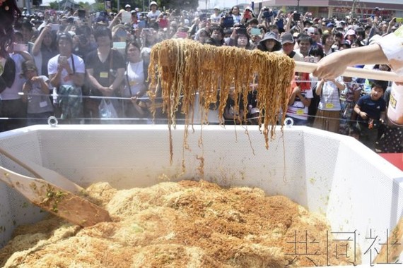 日本暢銷方便麵“PEYOUNG醬炒麵”試吃活動5日在生產公司所在地群馬縣伊勢崎市舉行，相當於普通分量約1500倍的巨型方便麵亮相現場，創下吉尼斯紀錄。（圖源：共同社）