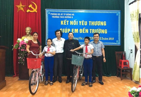 給貧窮學生送代步工具的老師 ảnh 1