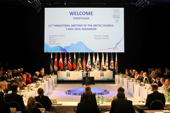 在芬蘭羅瓦涅米舉行的第11屆北極理事會部長級會議會場。（圖源：新華社）