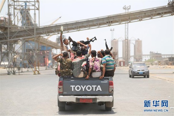 5月11日，胡塞武裝人員乘車離開也門塞利夫港。（圖源：新華社）