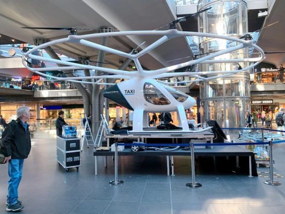 5月12日，德國Volocopter公司在柏林火車總站內展示其推出的“空中計程車”原型機，吸引過往乘客駐足端詳。（圖源：互聯網）