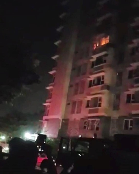 火焰從該公寓六樓某住房冒起。（圖源：CTV）