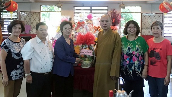 劉金華主席(左三)向釋慧功法師贈送禮物祝賀。