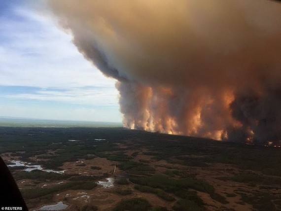 當地山火持續蔓延，濃煙滾滾。（圖源：路透社）