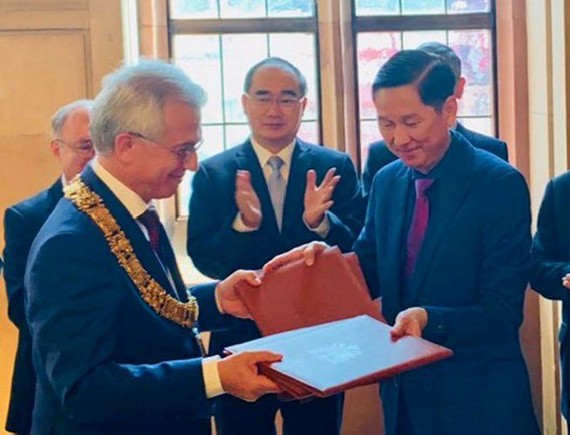 法蘭克福市長費爾曼與市人委會副主席 陳永線簽署備忘錄。（圖源：德顯）
