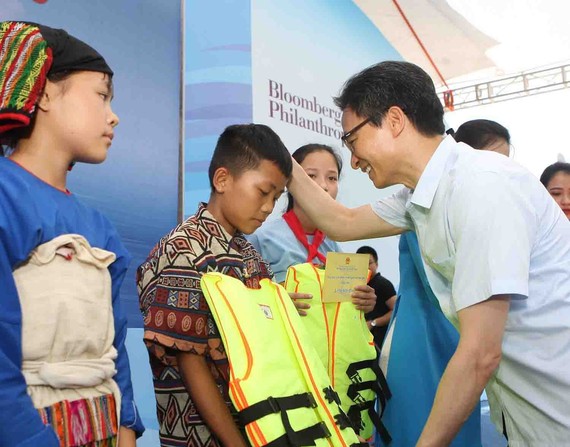 武德膽副總理贈送救生衣給少數民族貧困學生。