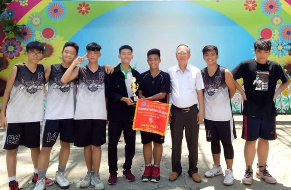 穗城會館理事長盧耀南頒獎給奪得第一名的李鋒中學籃球隊。