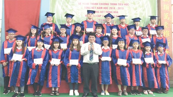 該校董事長陳金泉向畢業生頒發畢業證書。