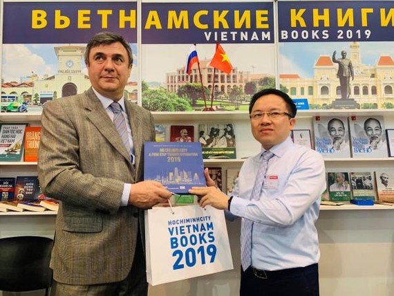 市新聞與傳播廳副廳長徐良（右）向俄羅斯聖彼得堡市外務廳副廳長Viacheslav Kalganov贈送書籍。（圖源：馮芳）
