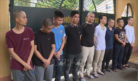 被拘押的9名涉案嫌犯。（圖源：越通社）