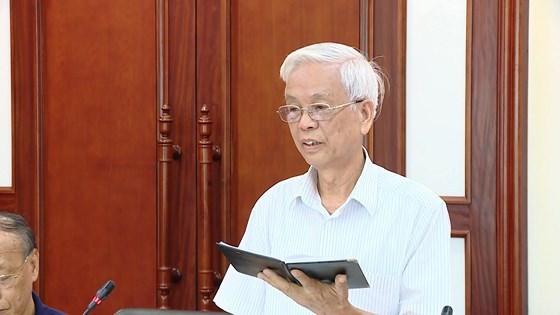 越南祖國陣線中央委員會民主與法律諮詢委員會專家杜維常在會上發言。（圖源：潘草）