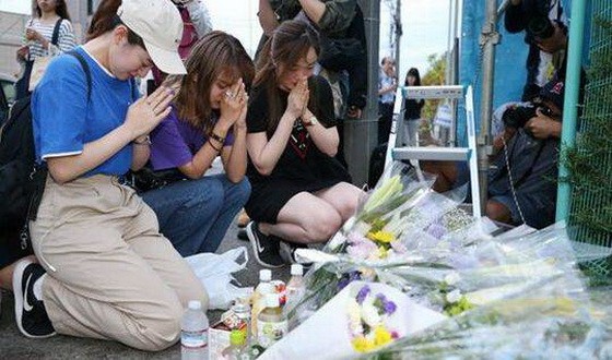 人們在事件現場擺上鮮花，為逝者祈福。（圖源：互聯網）