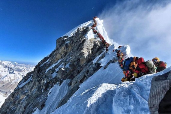 近日被熱議的珠峰“大堵車”照片就是由他拍攝的。（圖源：AFP）