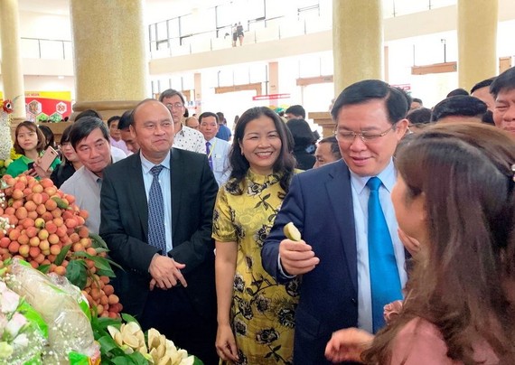 政府副總理王廷惠（前右二）在經濟論壇場外參觀北江省推介的各種農產品。（圖源：誠鐘）