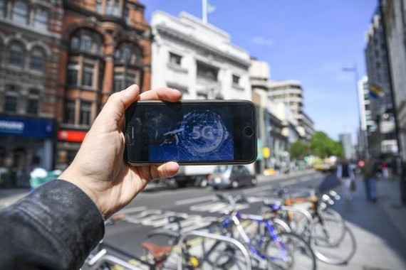 這是5月30日在英國倫敦拍攝的顯示5G標識的手機。（圖源：新華社）