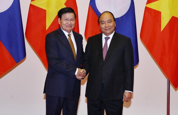 政府總理阮春福(右)會見老撾總理通倫‧西蘇里。（圖源：越通社）