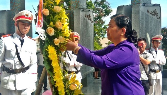 國會常務副主席從氏放在廣南省烈士陵園和越南英雄母親塑像紀念碑上香，敬獻鮮花緬懷。（圖源：段道）