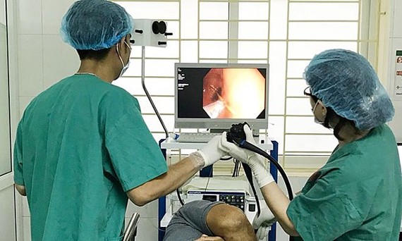 醫生採用內窺鏡技術從患者胃部取出異物。（圖源：院方提供）