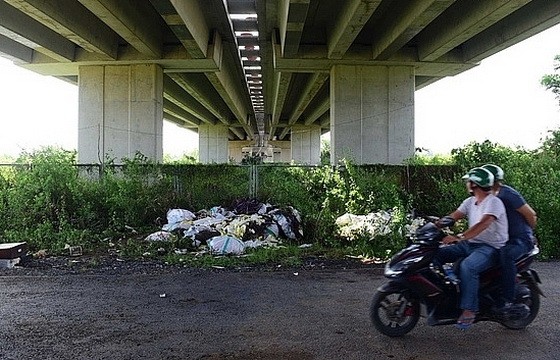 本市-隆城-油曳高速公路經守德郡長盛坊三多街路段的橋下空間成為垃圾場。