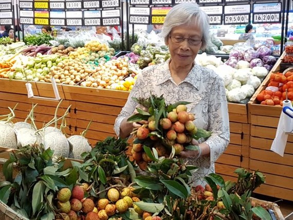消費者在超市購買荔枝。（圖源：PV）
