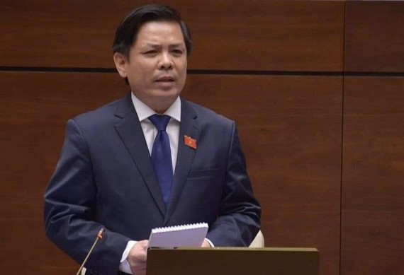 交通運輸部長阮文體在議事堂上回答國會代表的質問。（圖源：麗芝）