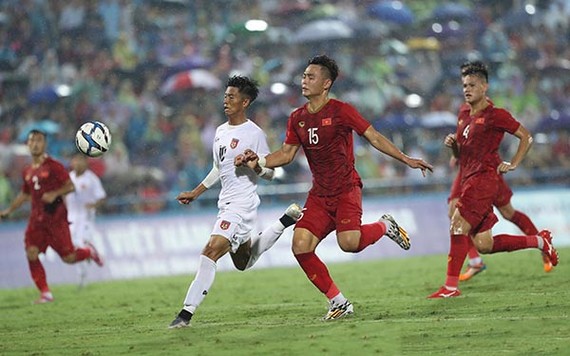 越南(紅衣)-緬甸比賽一瞥。（圖源：互聯網）