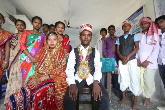 圖為尼泊爾古吉拉市的青少年表演有關童婚的小品，作為人口基金和兒基會反對童婚活動的一部分。（圖源：Unicef）