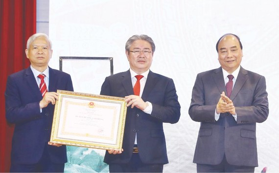 阮春福總理向國家行政學院頒授二等勞動勳章。（圖源：越通社）