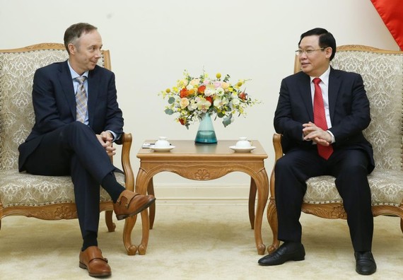 政府副總理王廷惠(右)接見耐克集團(Nike)副主席克里斯‧黑爾策。（圖源：越通社）