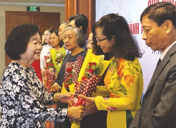 原國家副主席張美華贈送鮮花給熱心人士。