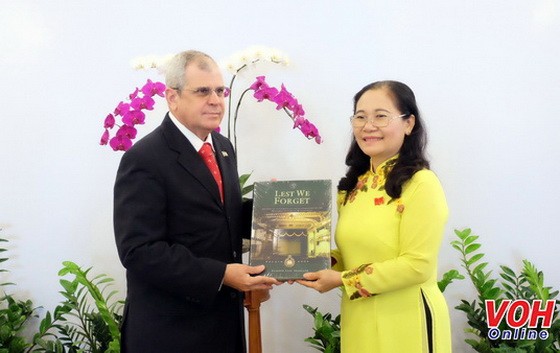 市人民議會主席阮氏麗（右）向古巴國務委員會秘書奧梅羅‧阿科斯塔‧阿爾瓦雷斯贈送紀念品。（圖源：VOH）