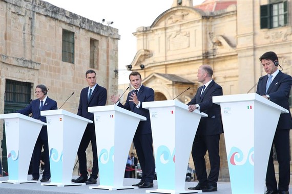 6月14日，在馬耳他首都瓦萊塔，法國總統馬克龍（中）在第六屆南歐峰會聯合記者會上發言。（圖源：新華社）