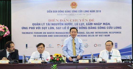 資源與環境部長陳紅河（右二）在研討會上發言。（圖源：潘英）