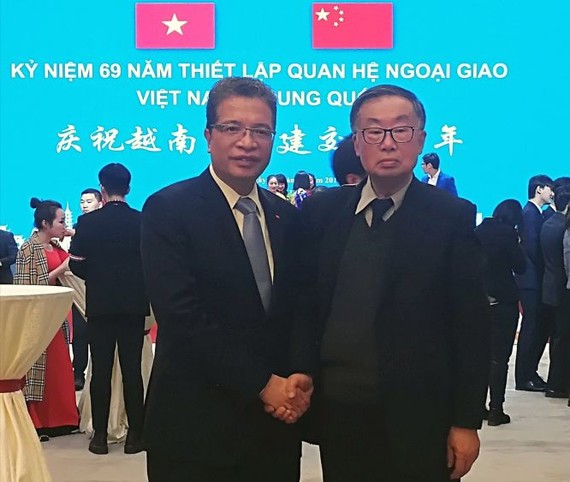 2019年1月17日張加祥（右）在慶祝越中建交69週年招待會上同越南駐華大使鄧明魁在一起。