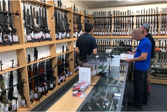 新西蘭啟動合法槍械購回計畫，致力減少武器流通。圖為當地販售槍械的商店。（圖源：路透社）