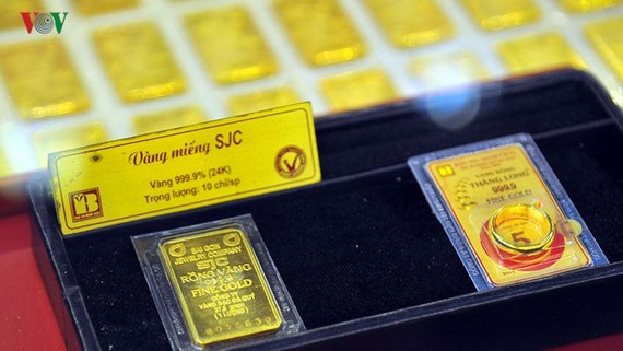 昨(22)日，本市各黃金企業標貼的SJC金片買入價每兩3860萬元，賣出價每兩3885萬元。（圖源：VOV）
