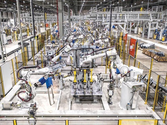 VinFast汽車廠設有1200多台自動化機械人。 