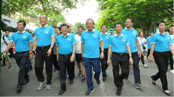 政府常務副總理張和平（前中）同參賽者一起參加“為健康步行”比賽活動。（圖源：春松）