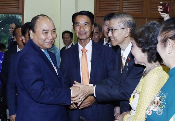 阮春福總理看望越南駐泰國大使館幹部。（圖源：越通社）