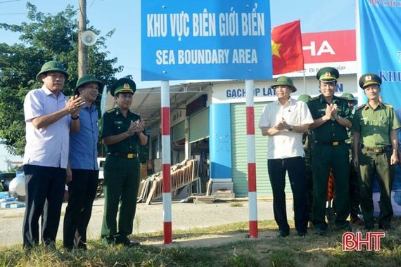 河靖省邊防部隊指揮部代表出席海上邊境警示牌系統公佈儀式。（圖源：河靖報）