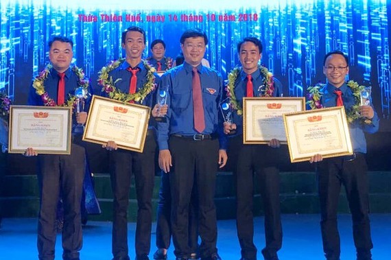 韶光清創（前排，左二）獲越南青聯會中央頒發2018青年創造美好生活獎項。