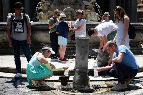 遊客在公共噴泉中喝水以解暑氣。（圖源：AFP） 