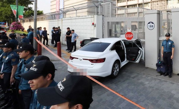 當地時間25日，韓國首爾，一名40歲的男子駕車衝撞位於首爾光化門的美國駐韓國大使館(見圖)，造成使館大門和汽車引擎蓋損壞，無人員傷亡。（圖源：韓聯社）