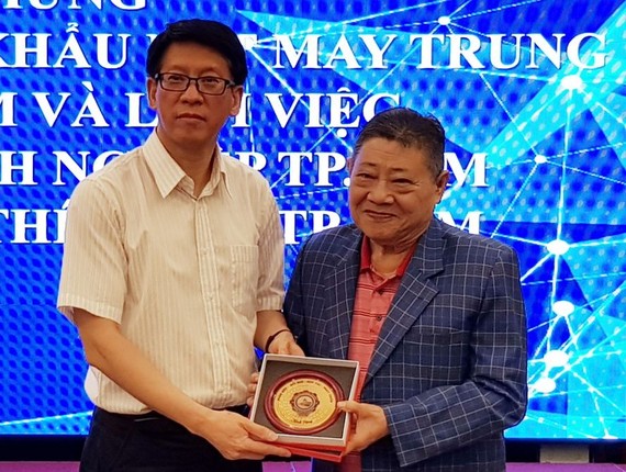 杭慰瑤代表市企業協會贈紀念品給中國 紡織品進出口商會代表團。