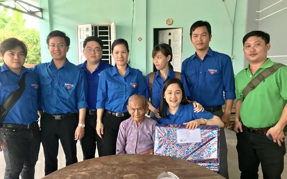 青年團員們探訪並向越南英雄母親鄧氏秋贈送禮物。（圖源：裴英俊）