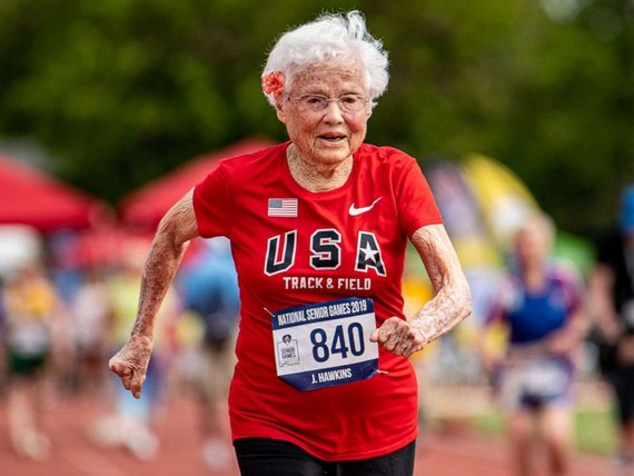 霍金斯在美國新墨西哥州的運動會上以21秒06的成績打破了百歲老人50米的世界紀錄。（圖源：互聯網）